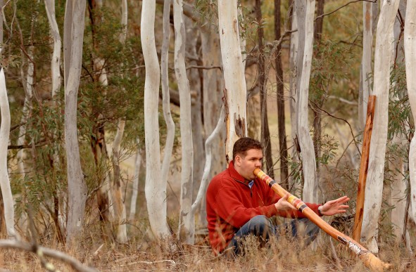 picture of yidaki player